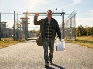 homem feliz pois teve a vida regressa limpa pela reabilitação criminal